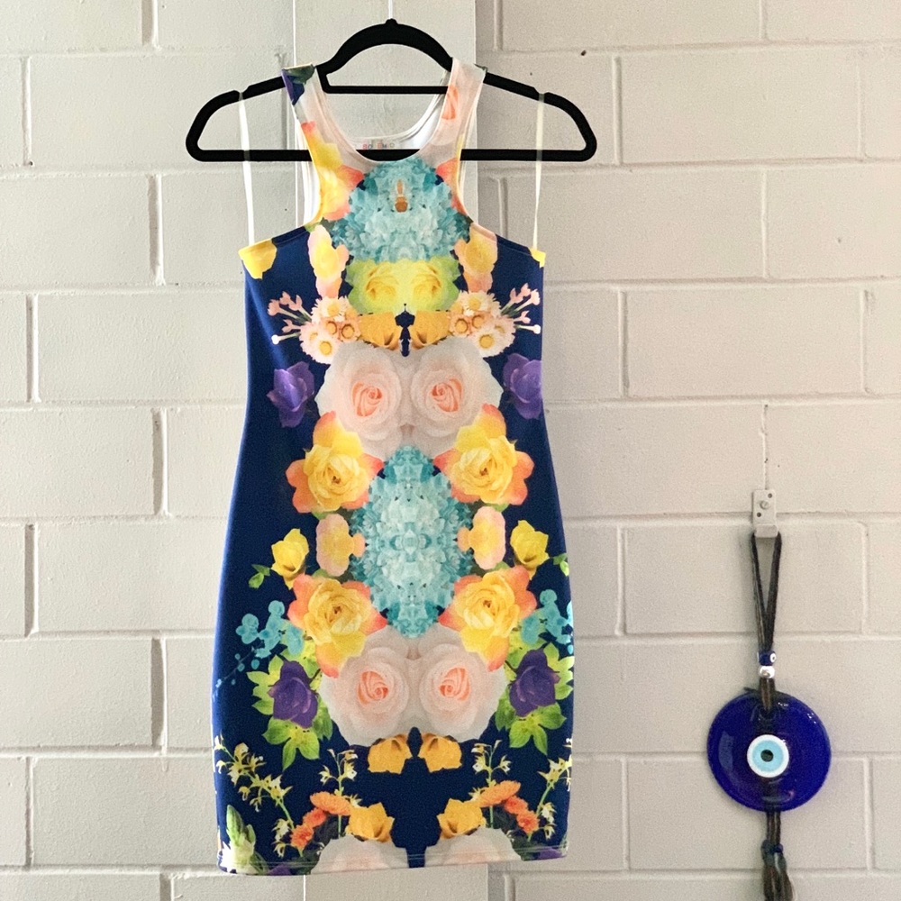 Solemia Graphic Body Con Floral Print Dress - Picture 2 of 5